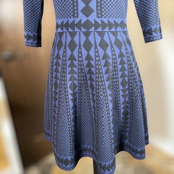 NINA LEONARD ~Black on Blue Geometric Print Sweater Dress ~ Size Medium - Picture 6 of 9